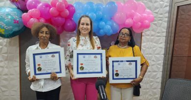 Galardonan trayectorias de tres mujeres azuanas