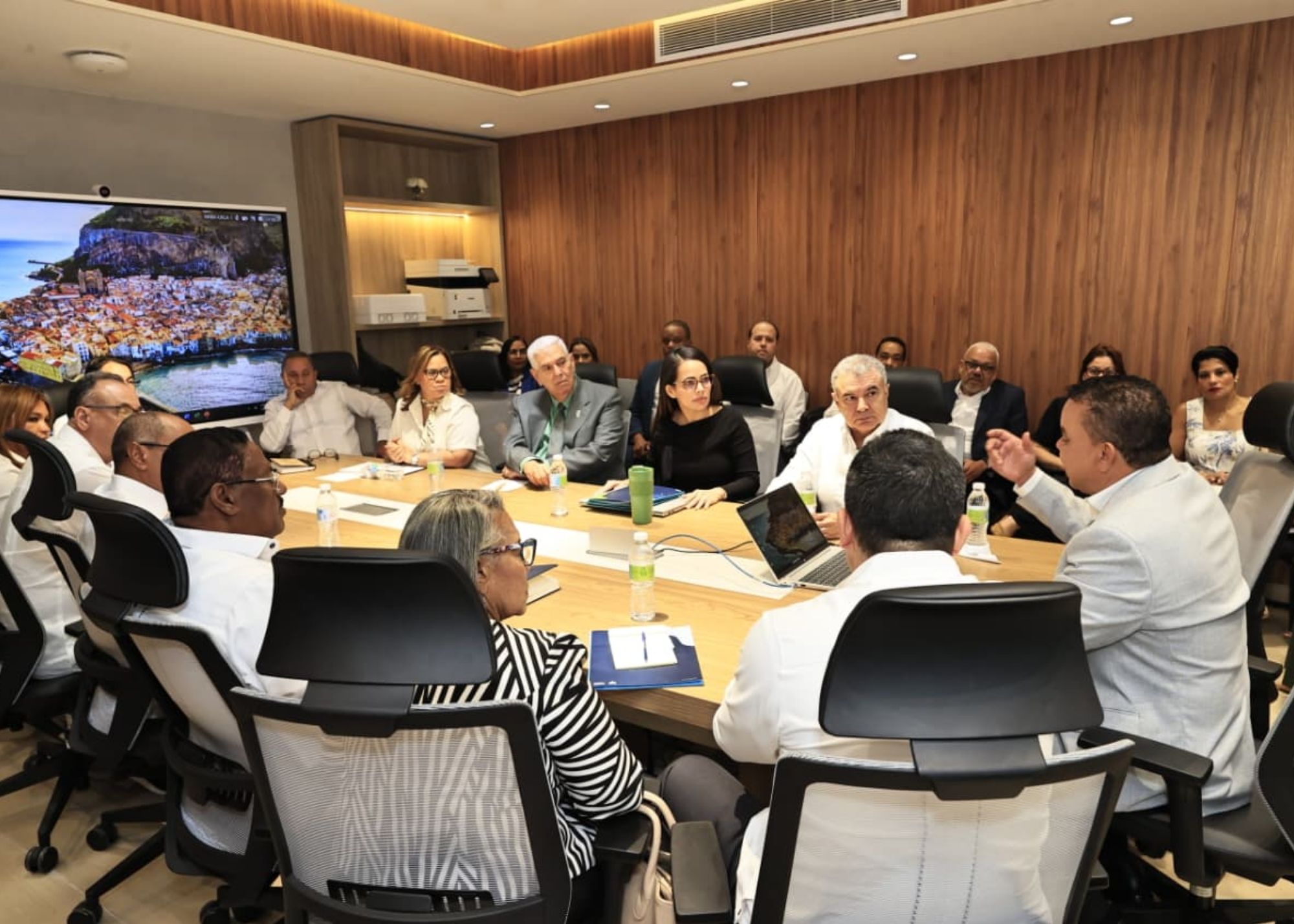 Titular SNS se reúne con directores de la sede central y regionales para presentar metas de salud 2026