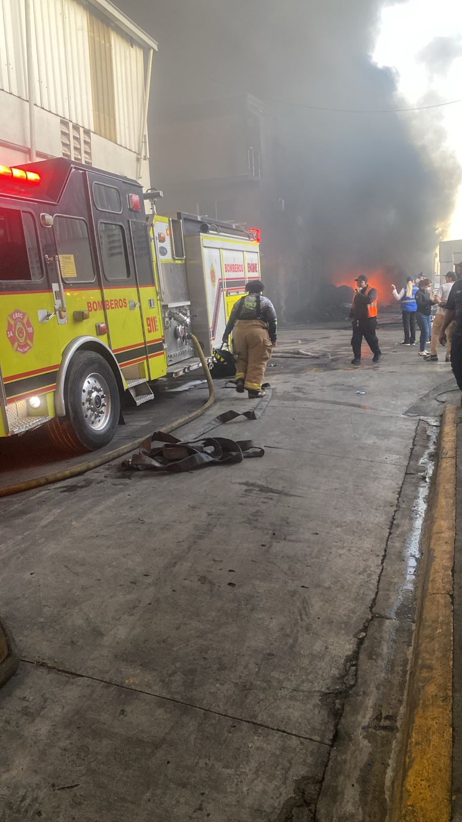 Sistema 911 coordina respuesta ante incendio en fábrica de plástico en Bajos de Haina Sistema 911 coordina respuesta ante incendio en fábrica de plástico en Bajos de Haina
