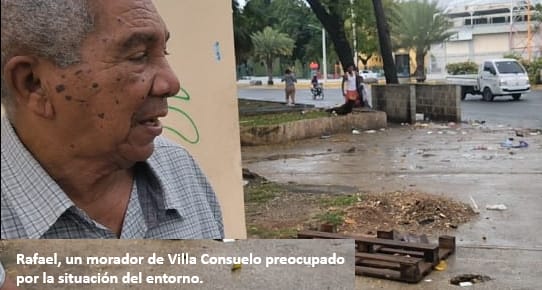 Denuncian deterioro de calle y aguas negras en acceso al hospital Doctor Félix María Goico en Villa Consuelo
