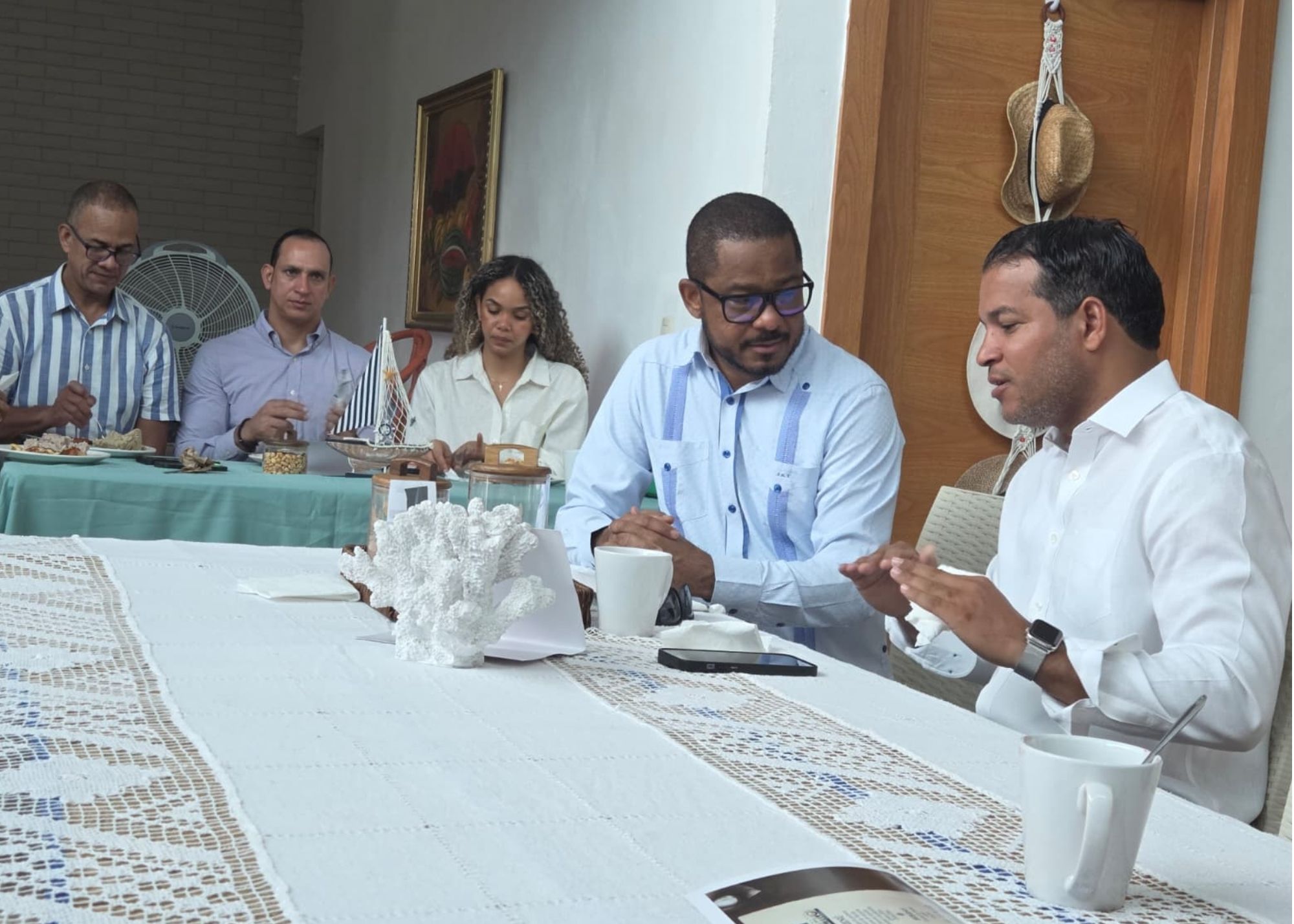 Autoridades municipales y provinciales establecen acuerdos seguridad vial y ecoturismo Campo Mar en Baní