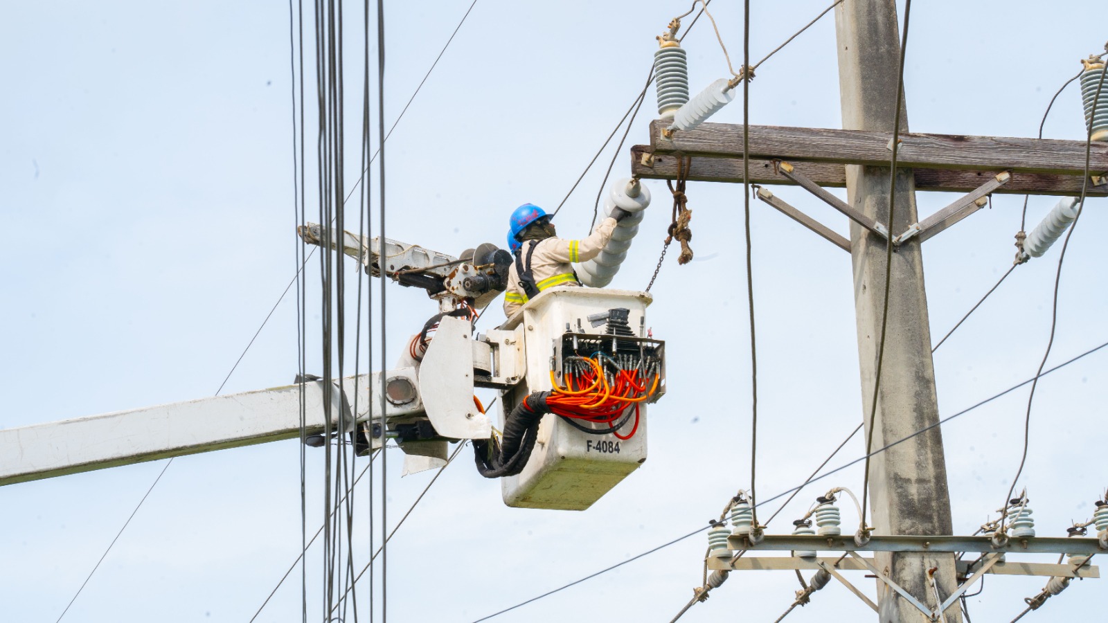 ETED fortalece la red eléctrica en Haina con trabajos en la línea de transmisión 69 kV Haina – Puerto de Haina, este sábado