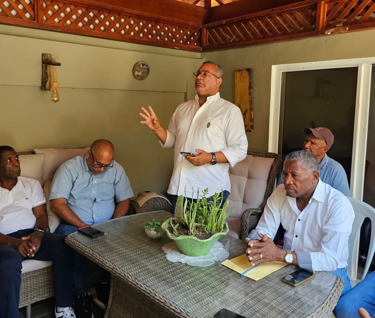 Rafael Arias impulsa la organización del Proyecto C28 durante recorrido por Elías Piña