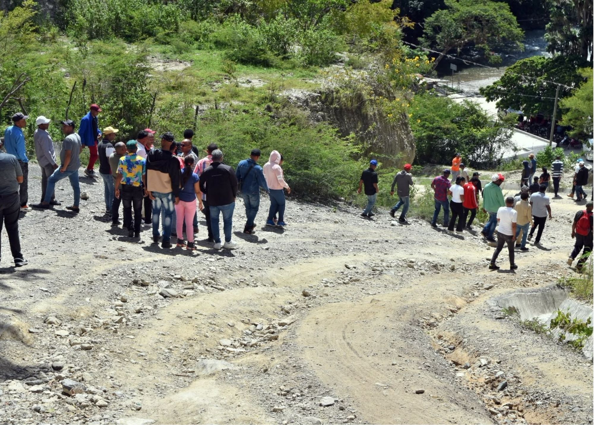 Comunitarios de La Higuera, Boca de los Arroyos, Hondo Valle, Los Gajitos y La Ciénaga reclaman arreglo de carretera